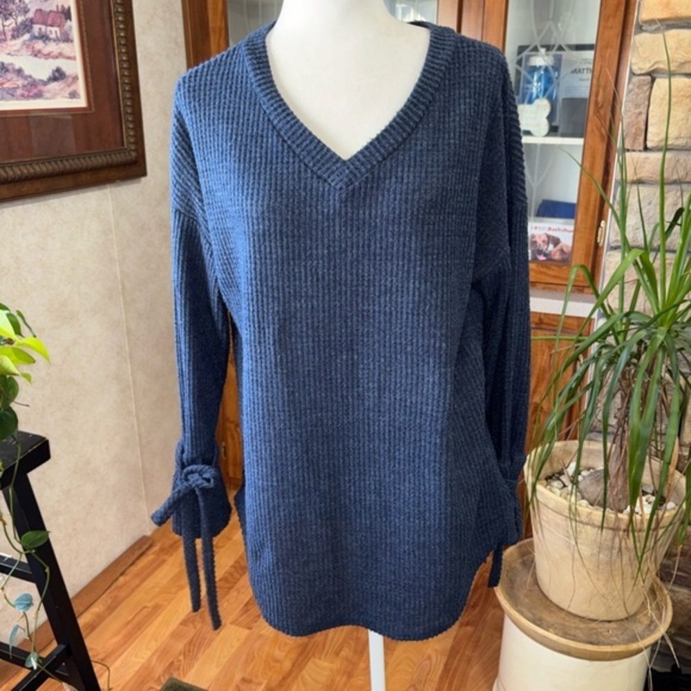 WOMENS SIZE MEDIUM BLUE V/NECK SWEATER WITH BELL SLEEVES AND THEY TIE.